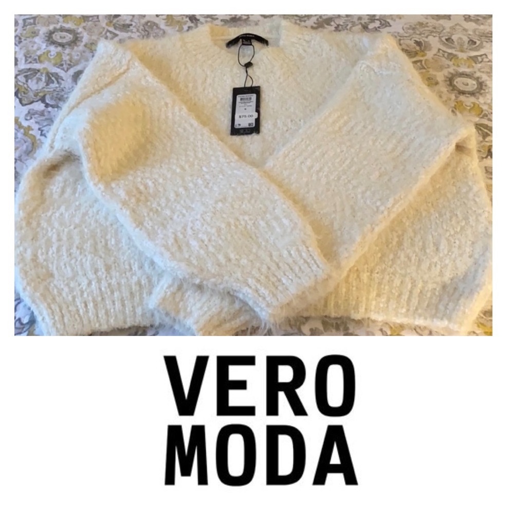 VERO MODA
AUTUMN FUZZY SWEATER IN OFF-WHITE
Size: Medium 
Retail: $75